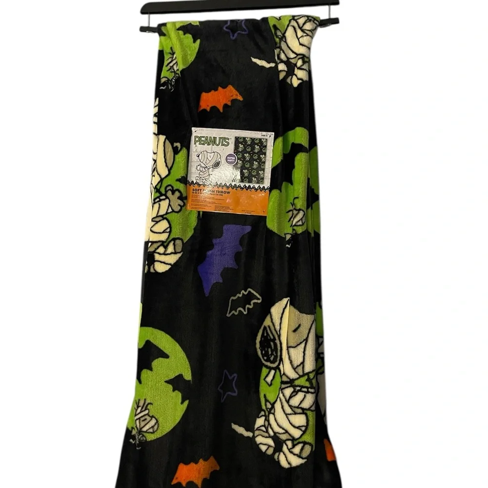 New “Peanuts/Snoopy/Charlie Brown”‎ Halloween Throw/Blanket